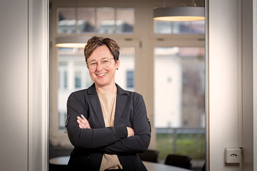 Businessportrait einer Frau in einem Treuhand- oder Beratungsunternehmen, fotografiert für Firmenportrait und Teamseite.