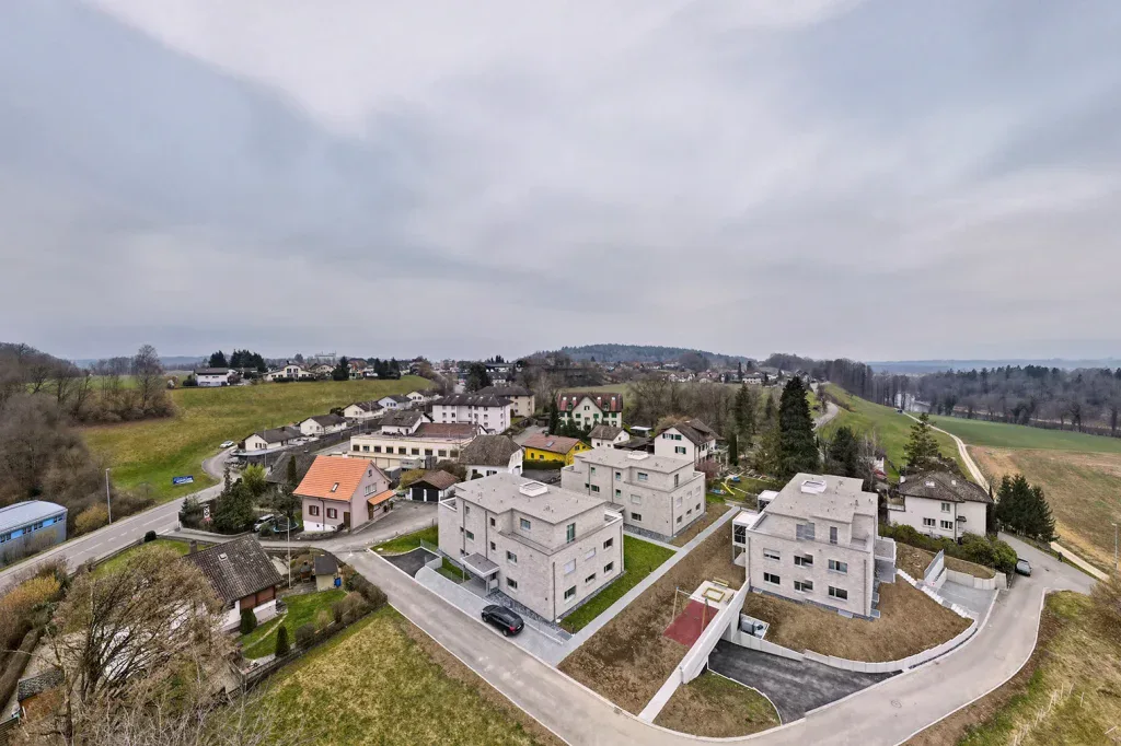 Luftaufnahme einer modernen Wohnüberbauung mit mehreren Mehrfamilienhäusern in der Region Zofingen.