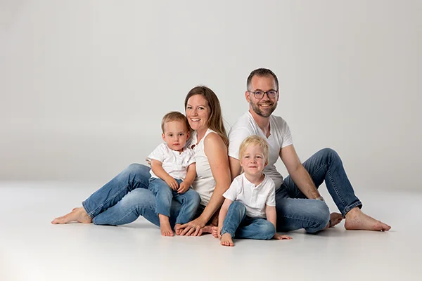 Familie mit zwei Kindern bei einem natürlichen Familienfotoshooting im Fotostudio Fokus in Zofingen.