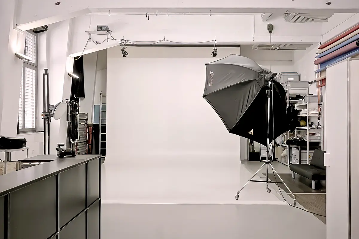 Aufnahmeraum des Fotostudios Fokus in Zofingen mit weissem Hintergrund und professioneller Lichttechnik