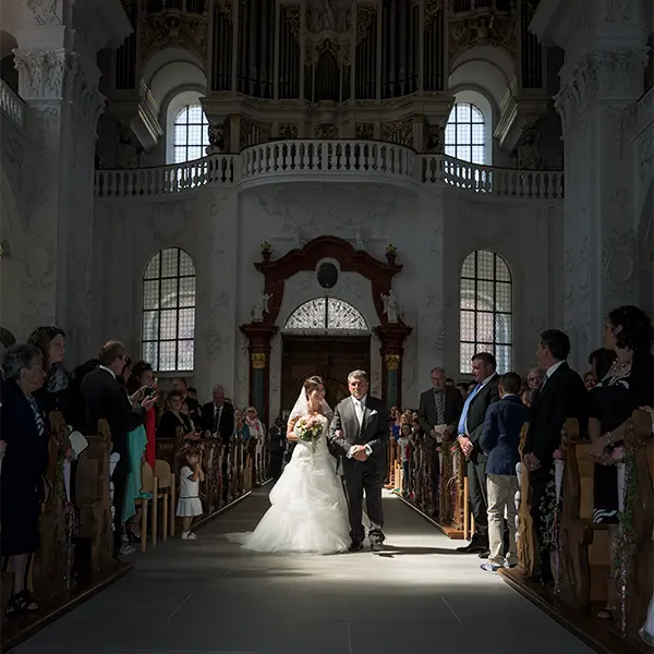 Braut beim Einzug in die Kirche während einer emotionalen Hochzeitsreportage in der Region Zofingen.