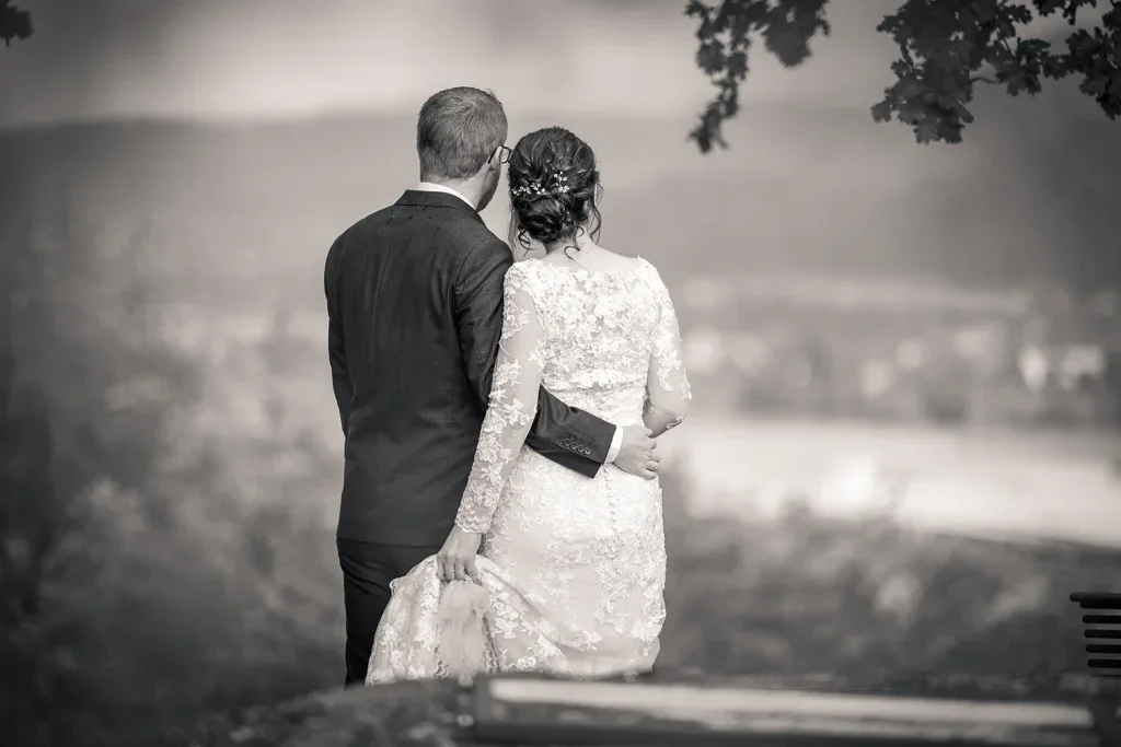 Brautpaar bei einem ruhigen Hochzeitsportrait am See in Schwarz-Weiss.