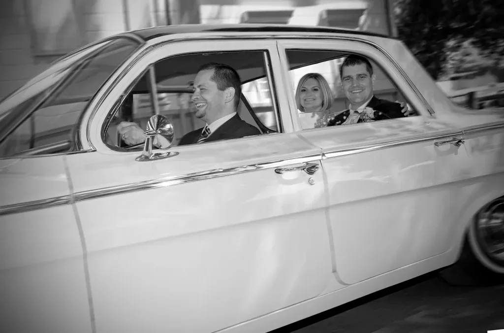 Brautpaar bei einer Hochzeitsreportage im Oldtimer in der Region Zofingen und Aargau.