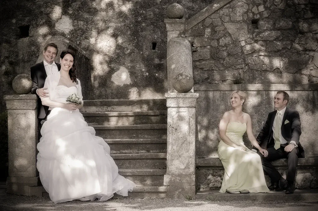 Brautpaar bei einem Hochzeitsportrait vor historischer Architektur und Oldtimer in der Region Zofingen.
