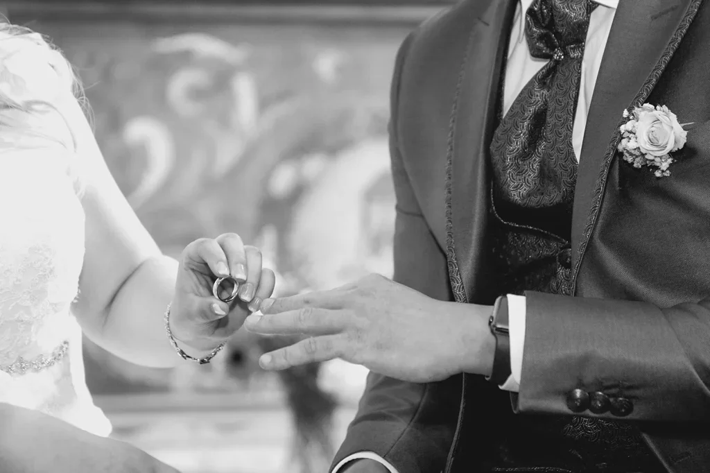 Detailaufnahme vom Ringtausch während einer Hochzeit in Schwarz-Weiss.
