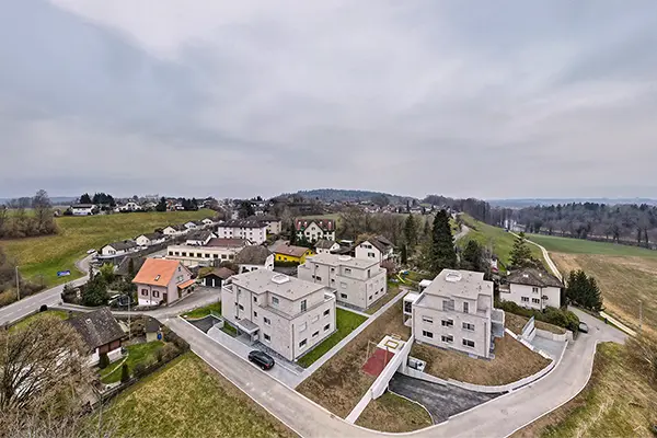 Drohnenaufnahme einer modernen Wohnüberbauung für professionelle Immobilienfotografie in der Region Zofingen