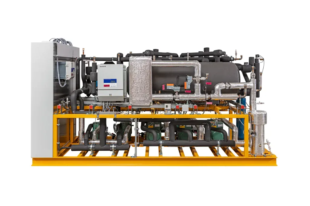 Komplexe industrielle Kälteanlage mit Rohrleitungen, Komponenten und Rahmenkonstruktion.