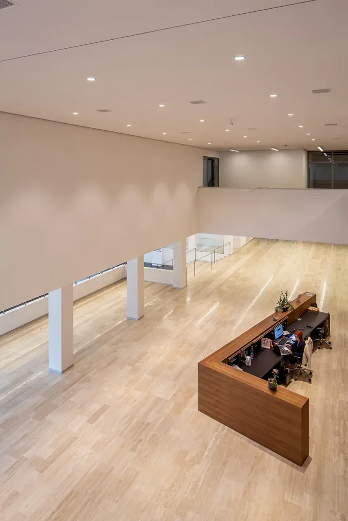 Moderner Innenraum mit Verkaufstheke, heller Decke und reduziertem Design im Flurpark Zürich.