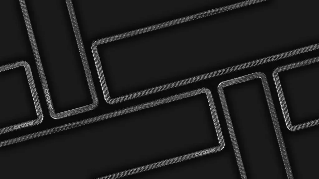 Schwarze Carbonfaser-Bauteile mit sichtbarer Gewebestruktur als hochwertige Detailaufnahme.