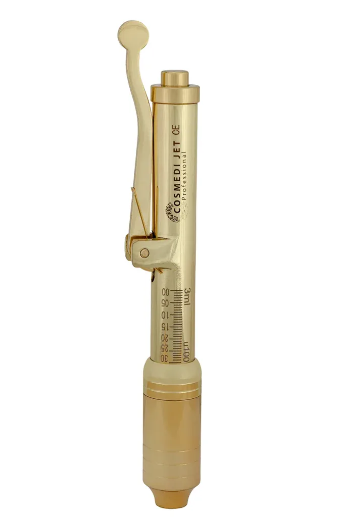 Schlankes medizinisches Instrument in Goldoptik als freigestellte Produktaufnahme.