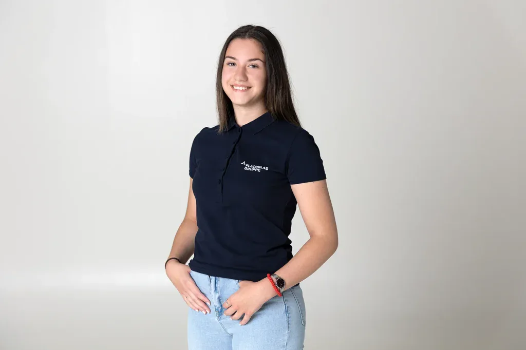 Professionelles Mitarbeiterportrait einer Frau vor neutralem Hintergrund für Firmenwebsite, Portraitseite und Recruiting.