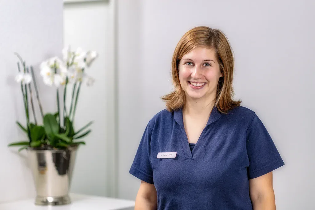 Portrait einer Mitarbeiterin im medizinischen Umfeld für Praxiswebsite, Teamvorstellung und Vertrauen im Gesundheitsbereich.