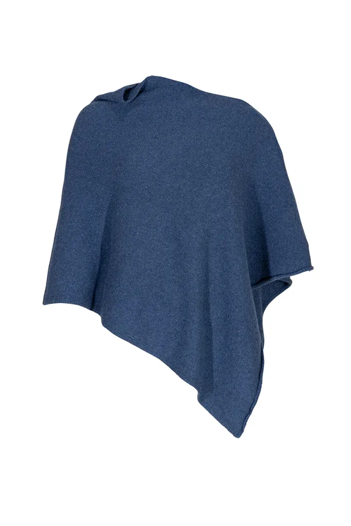 Blauer asymmetrischer Poncho als sauber freigestelltes Produktbild auf weissem Hintergrund.