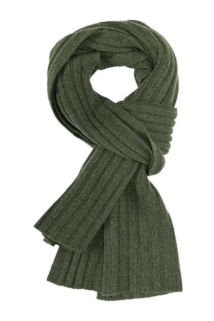 Grüner Strickschal dekorativ geknotet als freigestelltes Produktfoto auf weissem Hintergrund.