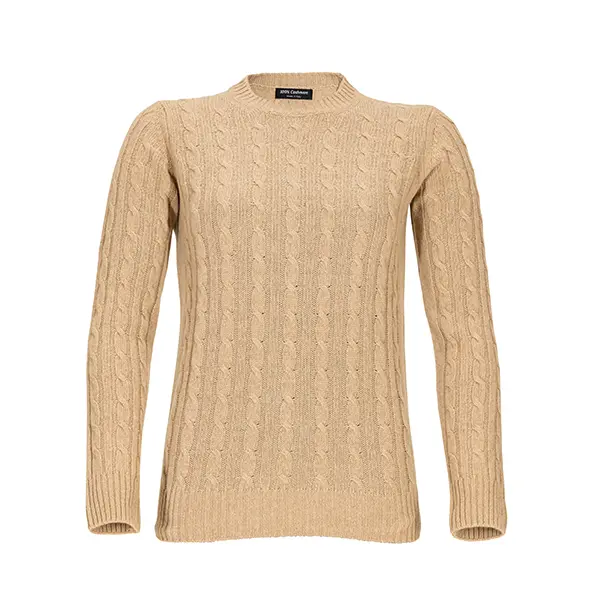 Beiger Zopfmuster-Strickpullover als sauber freigestellter Packshot auf weissem Hintergrund.