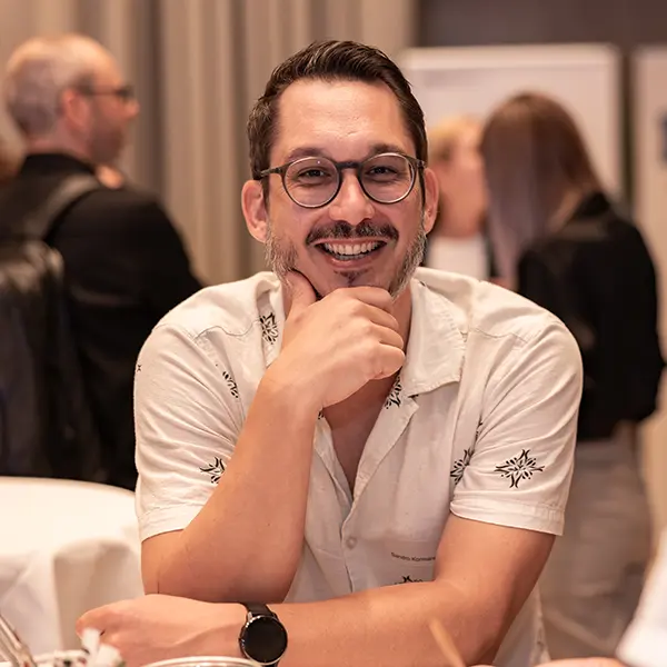 Teilnehmer unterhalten sich während eines Networking-Events. Natürliche Business- und Eventfotografie mit authentischen Begegnungen.