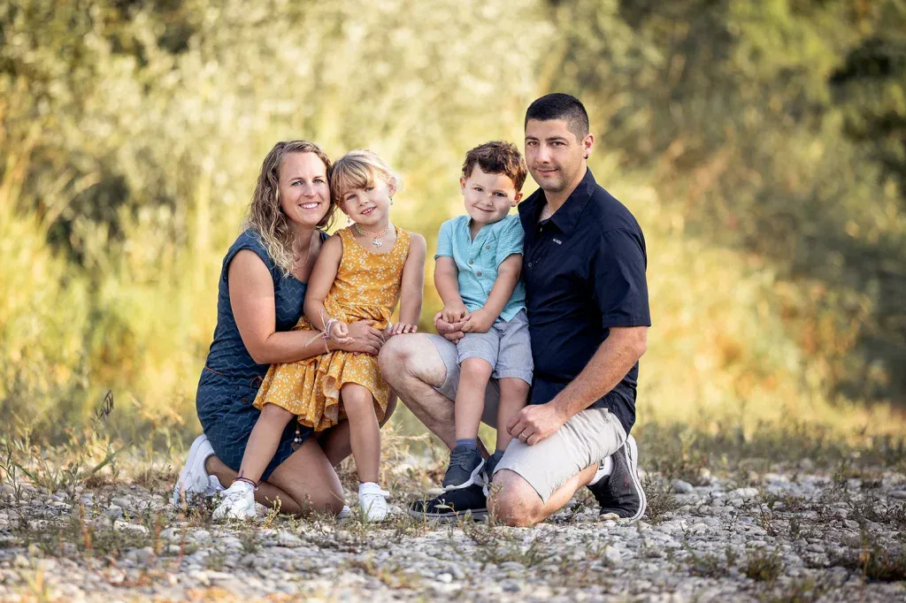 Familie mit zwei Kindern bei einem natürlichen Outdoor-Fotoshooting in der Umgebung von Zofingen.