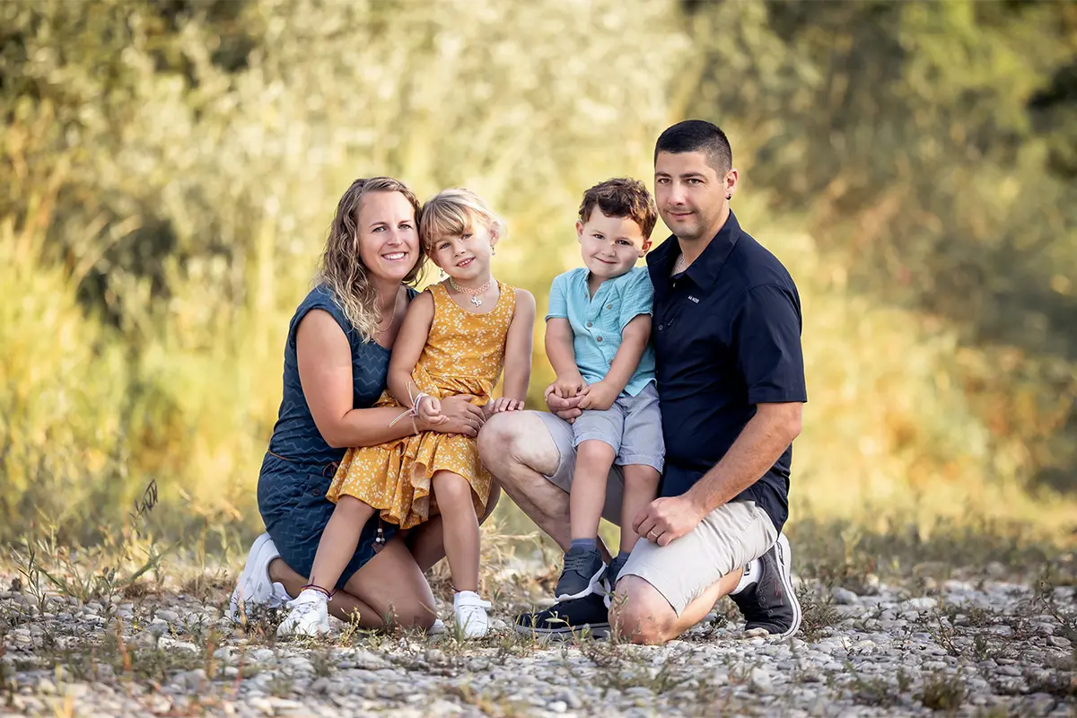 Familie mit zwei Kindern bei einem natürlichen Outdoor-Fotoshooting in der Umgebung von Zofingen.