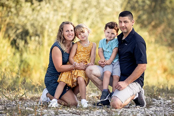 Familie mit zwei Kindern bei einem natürlichen Outdoor-Fotoshooting in der Umgebung von Zofingen.