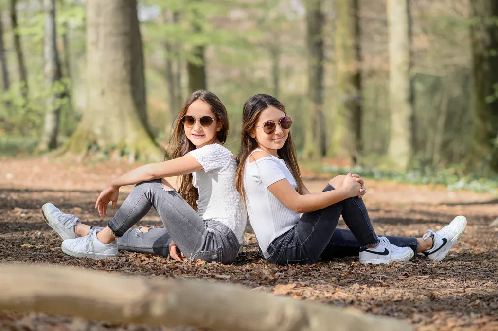 Zwei Mädchen bei einem natürlichen Outdoor-Fotoshooting im Wald in der Umgebung von Zofingen.