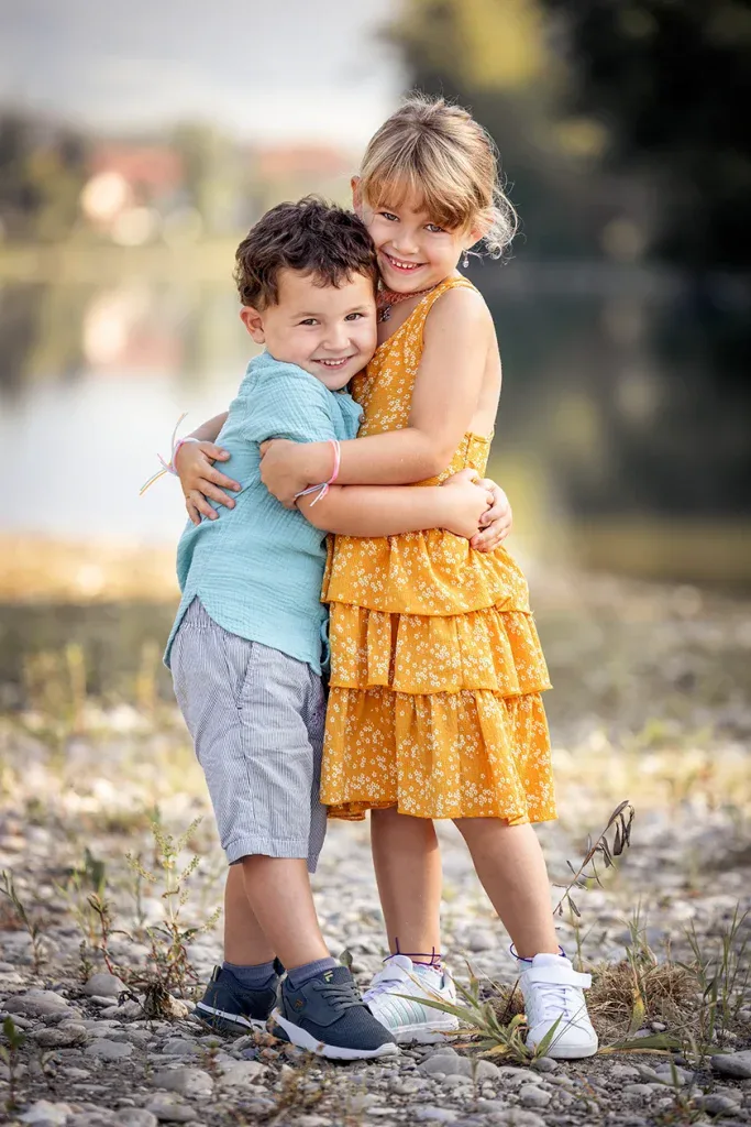 Zwei Geschwister bei einem natürlichen Outdoor-Fotoshooting in der Natur.