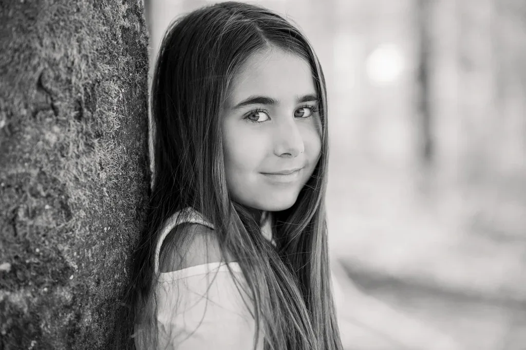 Mädchen bei einem natürlichen Outdoor-Kinderportrait in Schwarz-Weiss.