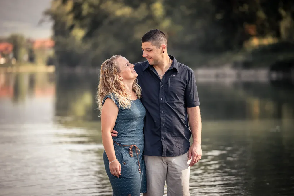 Paar bei einem natürlichen Outdoor-Fotoshooting am Wasser in der Umgebung von Zofingen.