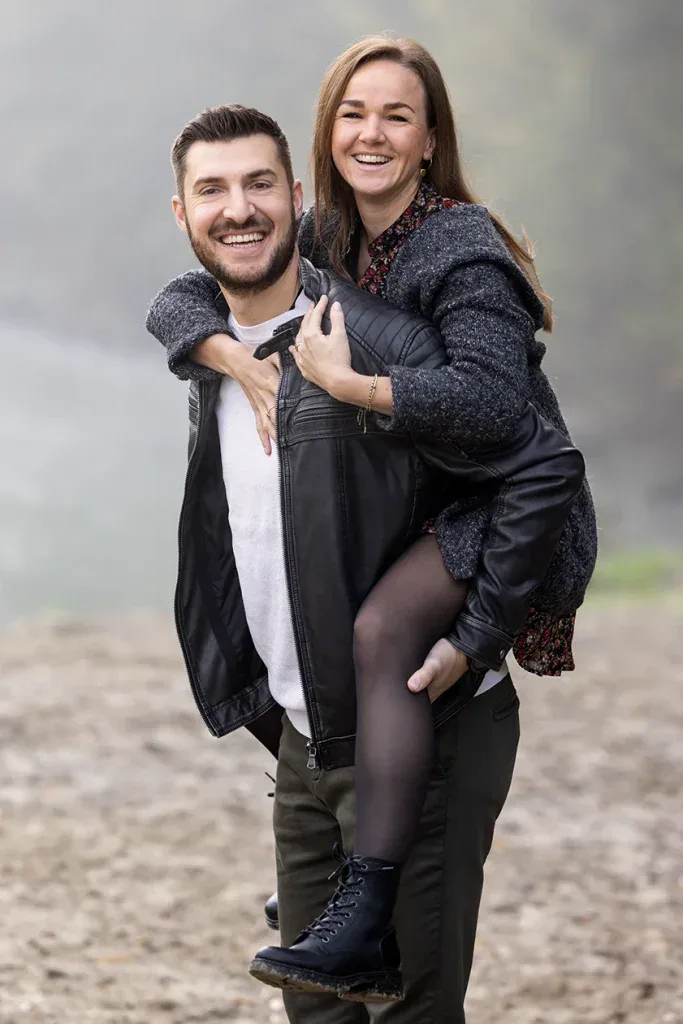 Paar bei einem natürlichen Outdoor-Fotoshooting in entspannter Stimmung.