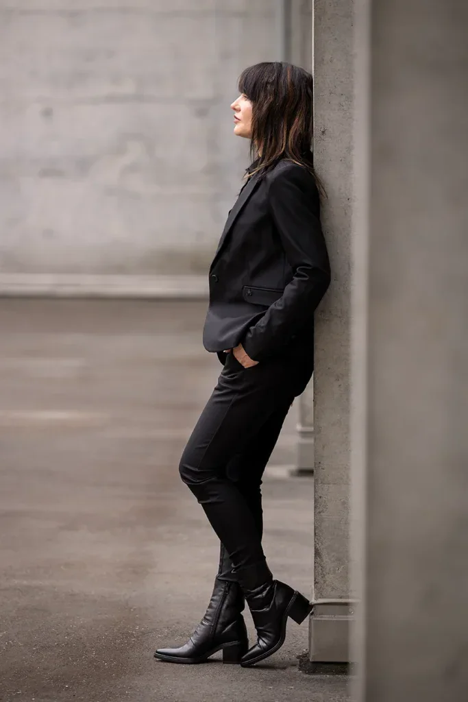 Frau bei einem modernen Outdoor-Portraitshooting an einer urbanen Location in der Region Zofingen.