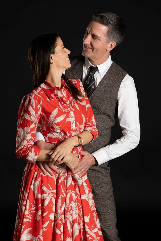 Elegantes Paarshooting in Zofingen mit stilvoll gekleidetem Paar vor dunklem Studiohintergrund