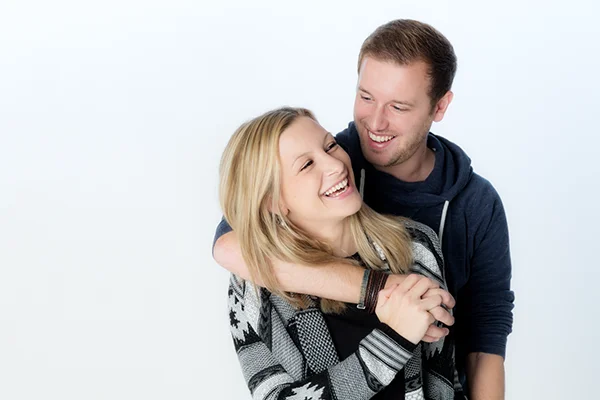 Lachendes Paar bei einem natürlichen Paarshooting im Fotostudio Fokus in Zofingen.