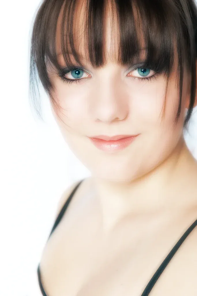 Helles Beauty-Portrait in Zofingen mit naher Gesichtaufnahme und ausdrucksstarkem Blick.