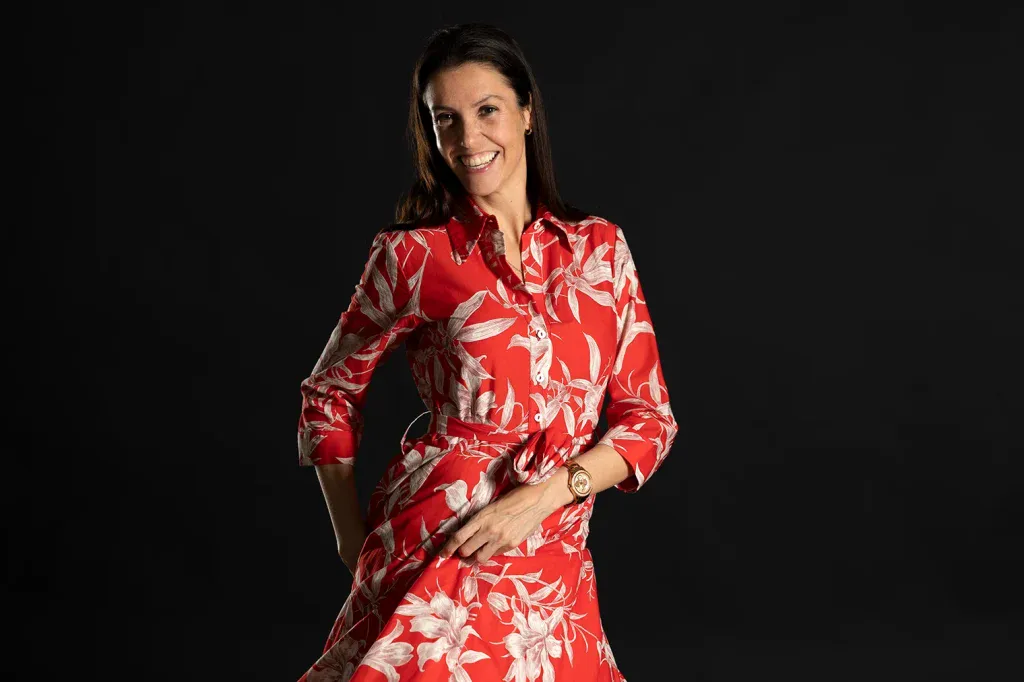Ausdrucksstarkes Portraitshooting in Zofingen mit Frau im roten Kleid vor dunklem Studiohintergrund.