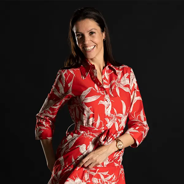 Ausdrucksstarkes Portraitshooting in Zofingen mit Frau im roten Kleid vor dunklem Studiohintergrund.