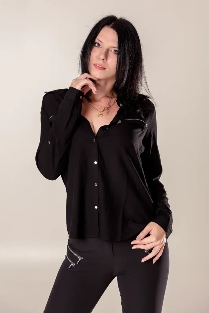 Modernes Portraitshooting in Zofingen mit Frau in schwarzem Outfit vor hellem Studiohintergrund.