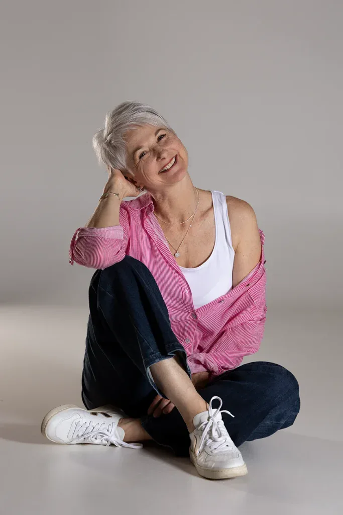 Natürliches Portraitshooting in Zofingen mit Frau sitzend im hellen Studio und entspannter Ausstrahlung.