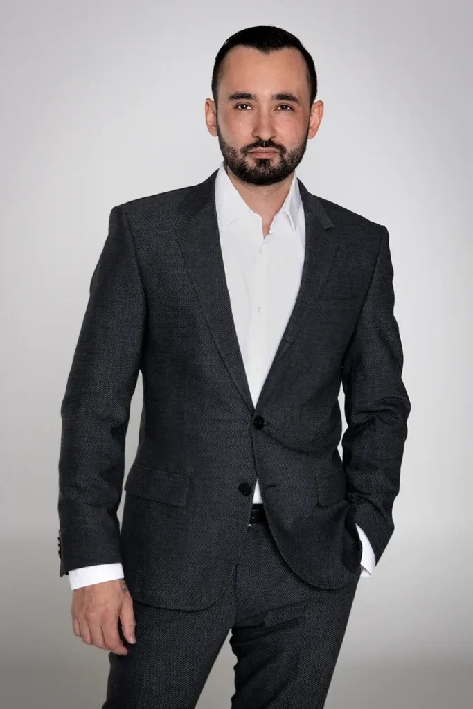 Professionelles Portraitshooting in Zofingen mit Mann im Anzug vor hellem Studiohintergrund.