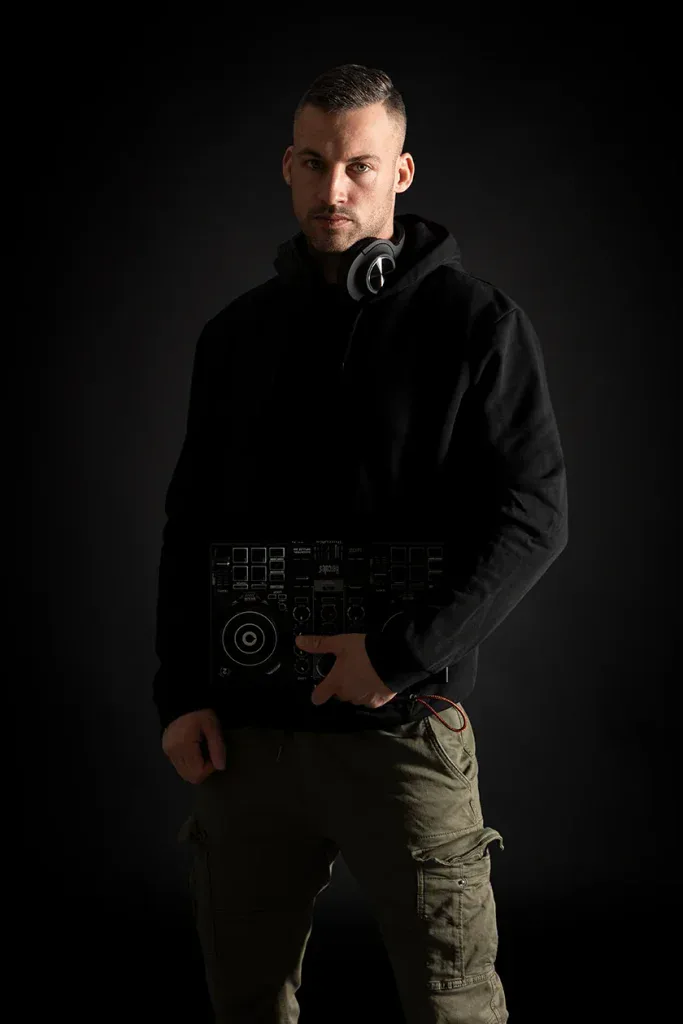 Charakterstarkes Portraitshooting in Zofingen mit Mann vor dunklem Studiohintergrund und markanter Lichtsetzung.