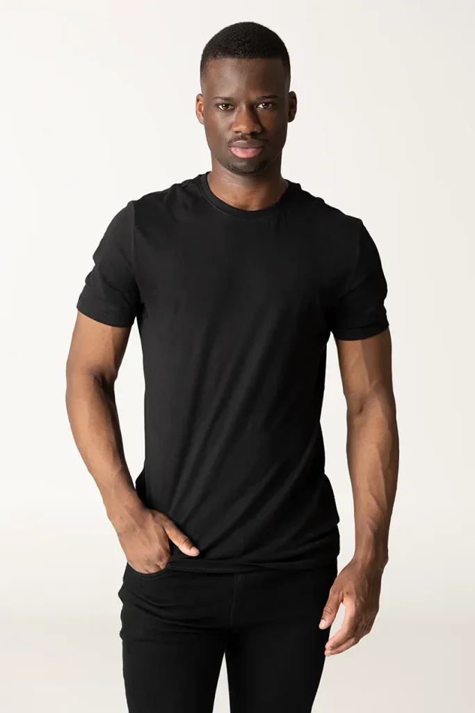 Natürliches Portraitshooting in Zofingen mit Mann im schwarzen Shirt vor hellem Studiohintergrund.