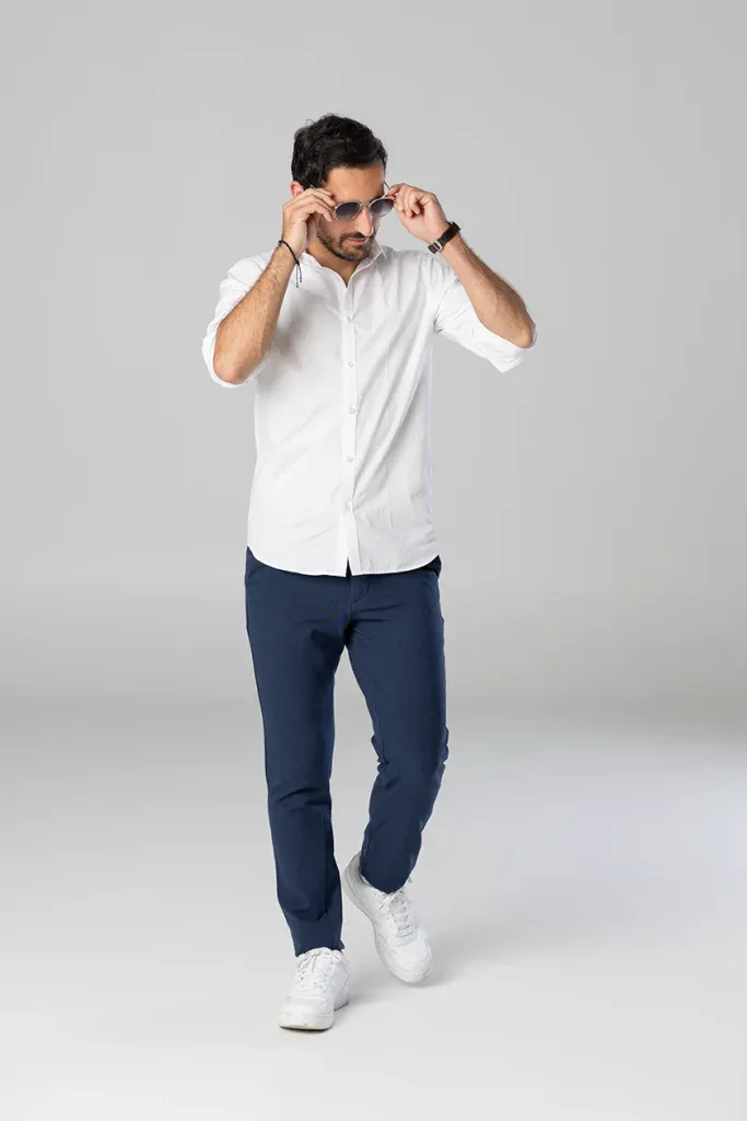 Modernes Portraitshooting in Zofingen mit Mann im weissen Hemd als gehende Ganzkörperaufnahme.
