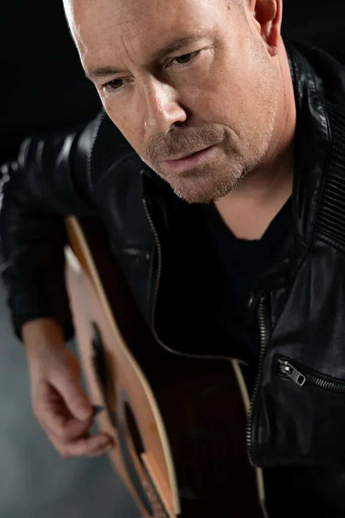 Ausdrucksstarkes Portraitshooting in Zofingen mit Musiker, Gitarre und naher Bildgestaltung.