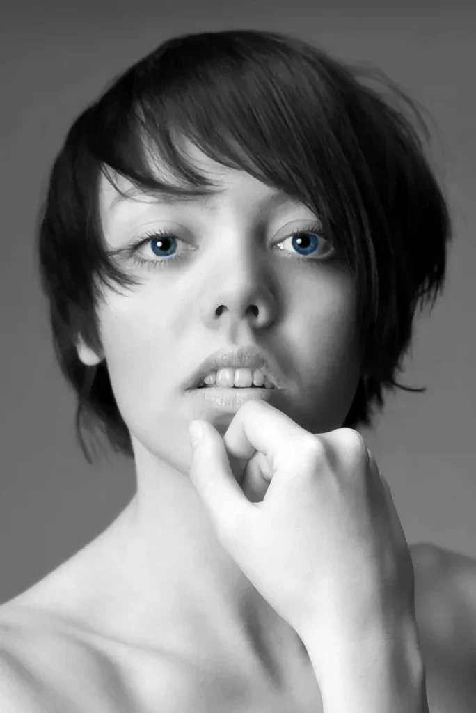 Künstlerisches Schwarzweiss-Portrait in Zofingen mit naher Gesichtaufnahme und intensivem Blick.