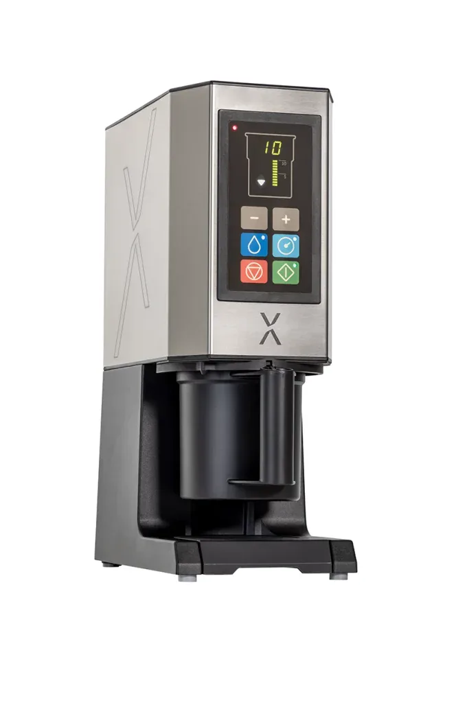 Professionelle Küchenmaschine mit Display als freigestelltes Produktfoto.
