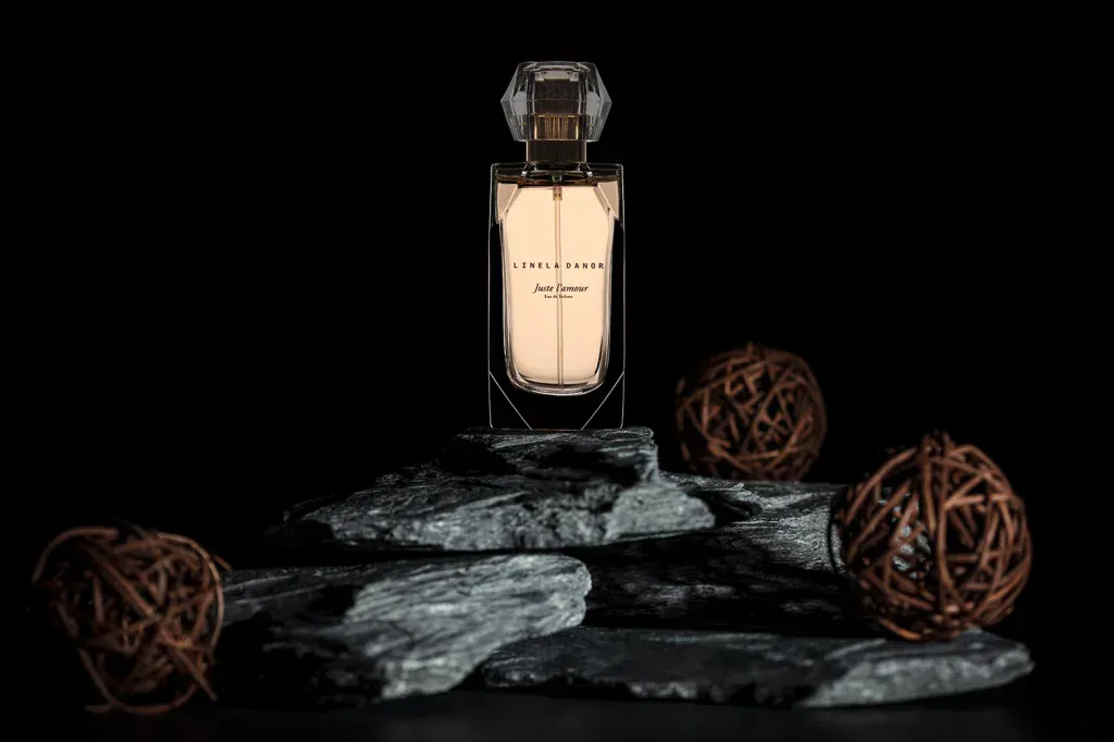 Parfumflakon auf dunkler Spiegelfläche mit dekorativen Kugeln und dramatischem Licht.