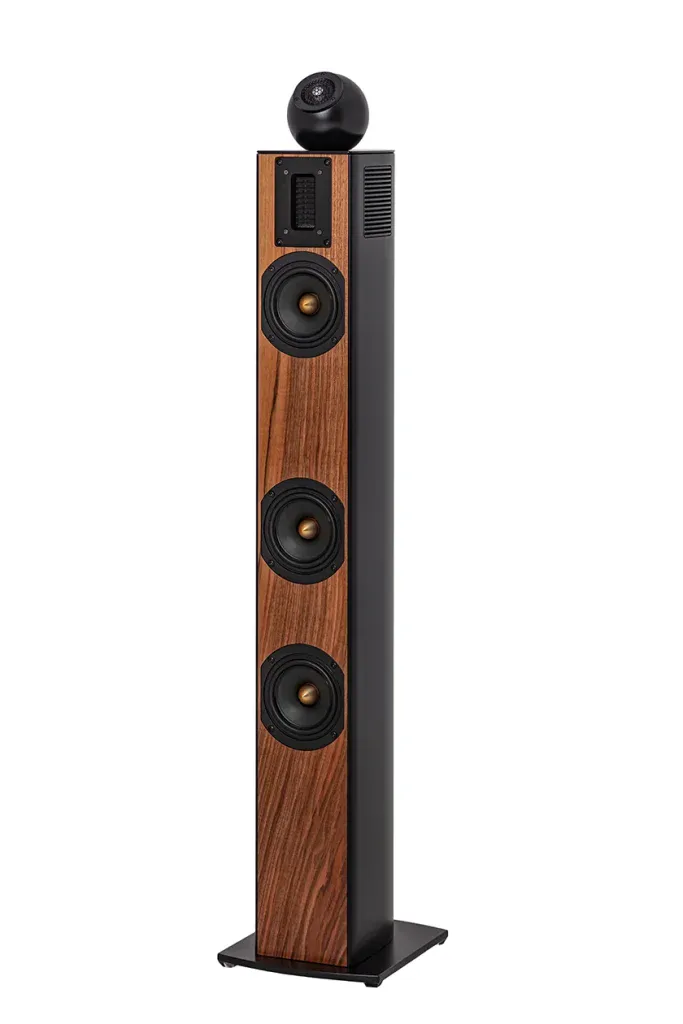 Schlanker Standlautsprecher mit Holzgehäuse und mehreren Chassis als freigestellter Packshot.