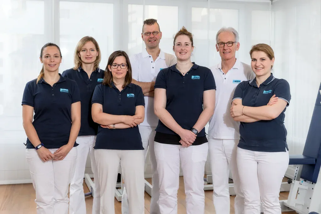 Freundliches Teamfoto einer Physiotherapie-Praxis für Unternehmenswebsite, Praxisdarstellung und Mitarbeiterseite.