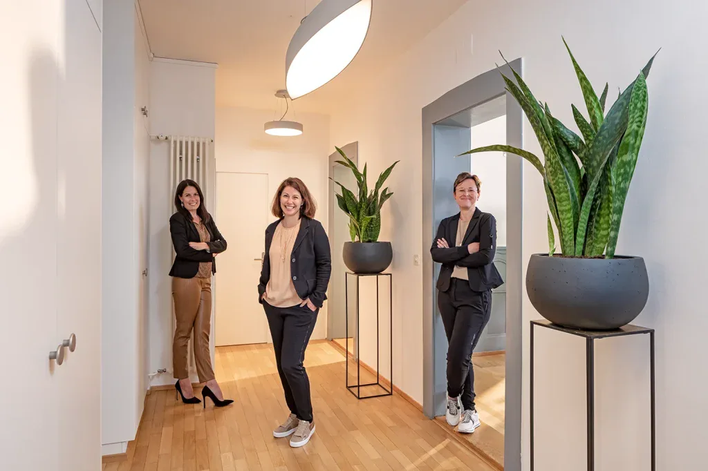 Kleines Teamfoto im Eingangsbereich eines Unternehmens für Teamvorstellung, Unternehmenskultur und Recruiting.