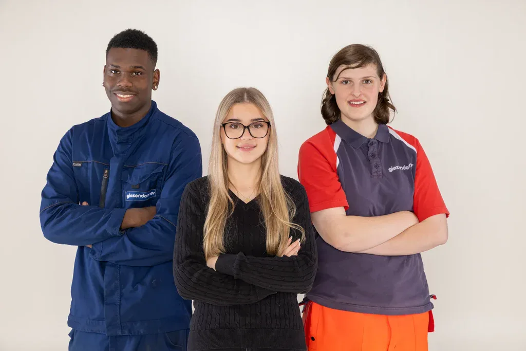 Freigestelltes Teamportrait von drei Mitarbeitenden für Firmenprofil, Teamübersicht und Personalgewinnung.