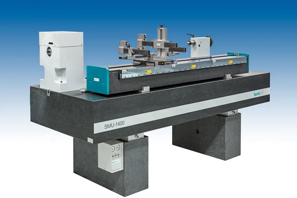 Industrielle Präzisionsmessmaschine mit Granitbasis als sauber freigestellte technische Produktaufnahme.