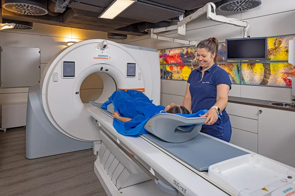 Radiologiefachperson bereitet eine Patientin am MRT-Gerät für eine Untersuchung in Zofingen vor.